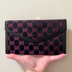 *Beautiful* Gucci Monogram Clutch